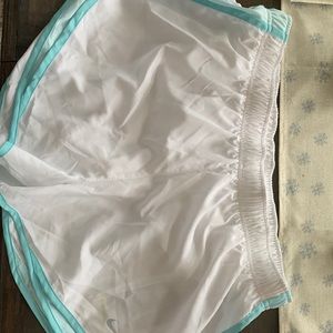 Nike women’s dry fit shorts XL WHITE